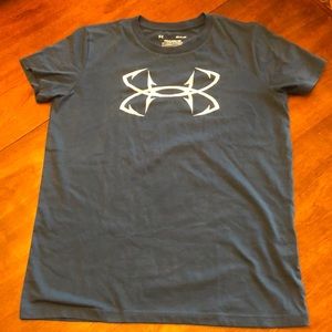 Short sleeved under armour, size small. EUC